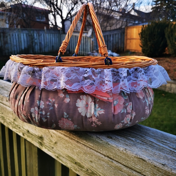 Vintage Wicker Basket with Articulated Handles and Padded Fabric Bottom and Lace - Picture 4 of 17